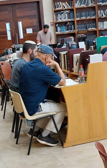 אשר צוריאל לומד תורה