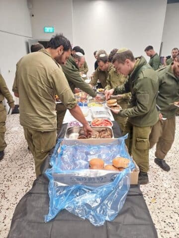 חיילים אוכלים