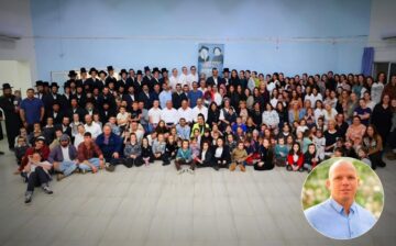 חלק מהשבט שהקים הזוג שהתחתן אחרי השואה, התמונה מתוך המצגת המרגשת. בעיגול: יוסי הרשקוביץ