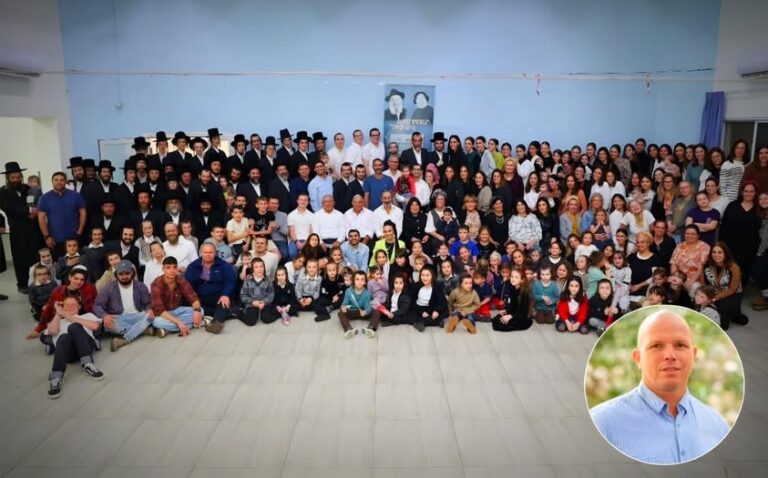 חלק מהשבט שהקים הזוג שהתחתן אחרי השואה, התמונה מתוך המצגת המרגשת. בעיגול: יוסי הרשקוביץ
